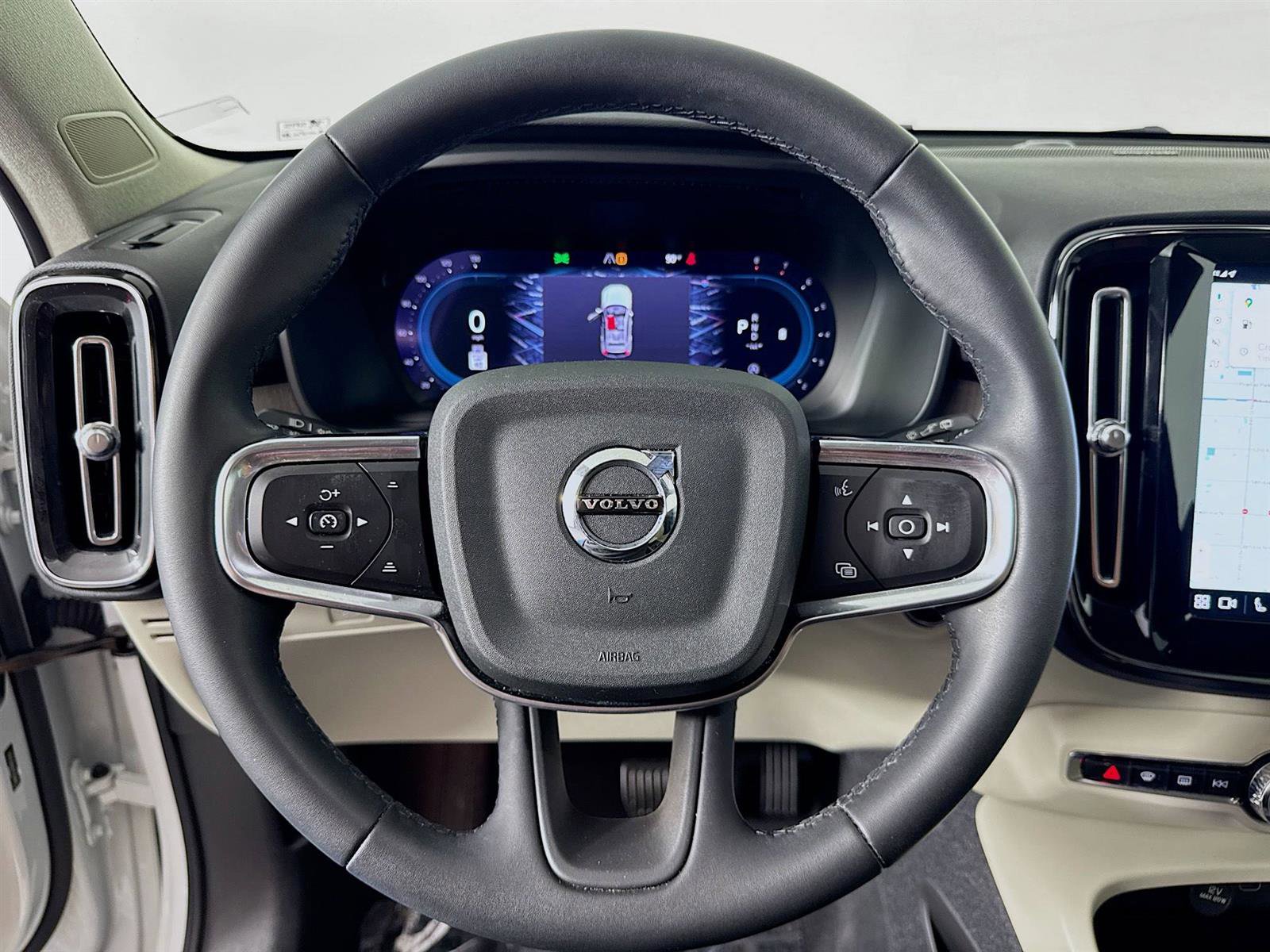 2024 Volvo XC40 Plus photo 11