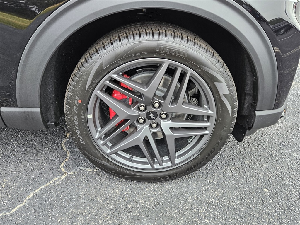 2025 Ford Explorer ST-Line photo 16