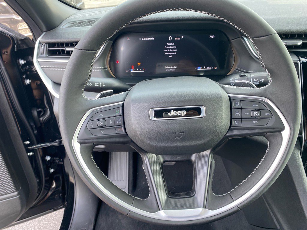 2025 Jeep Grand Cherokee Laredo X photo 4