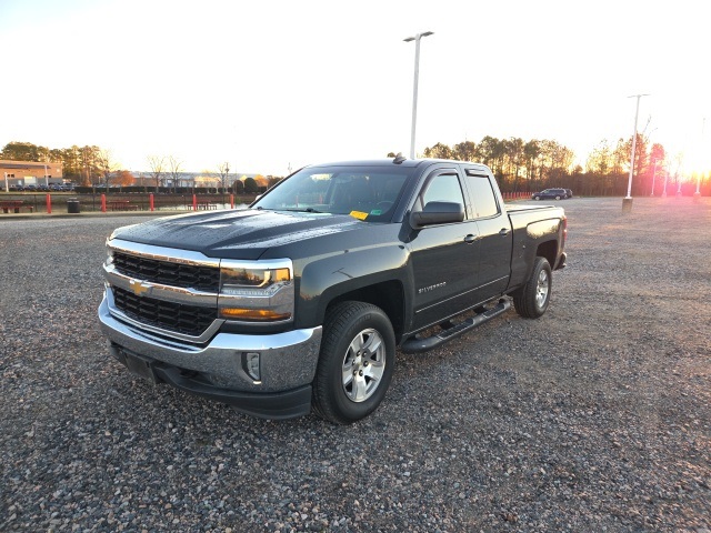 2017 Chevrolet Silverado 1500 LT photo 2