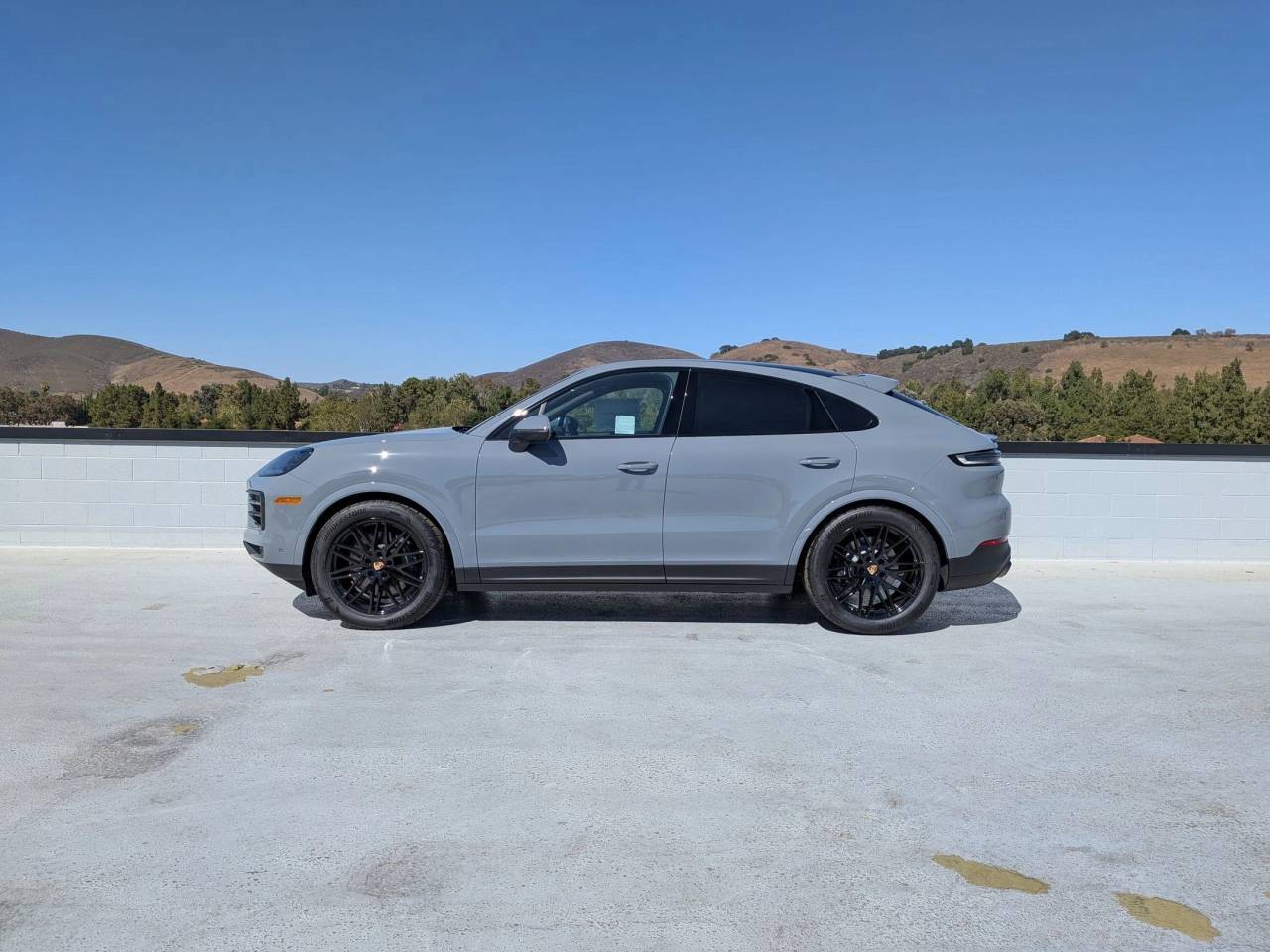 2025 Porsche Cayenne Coupe Base photo 2