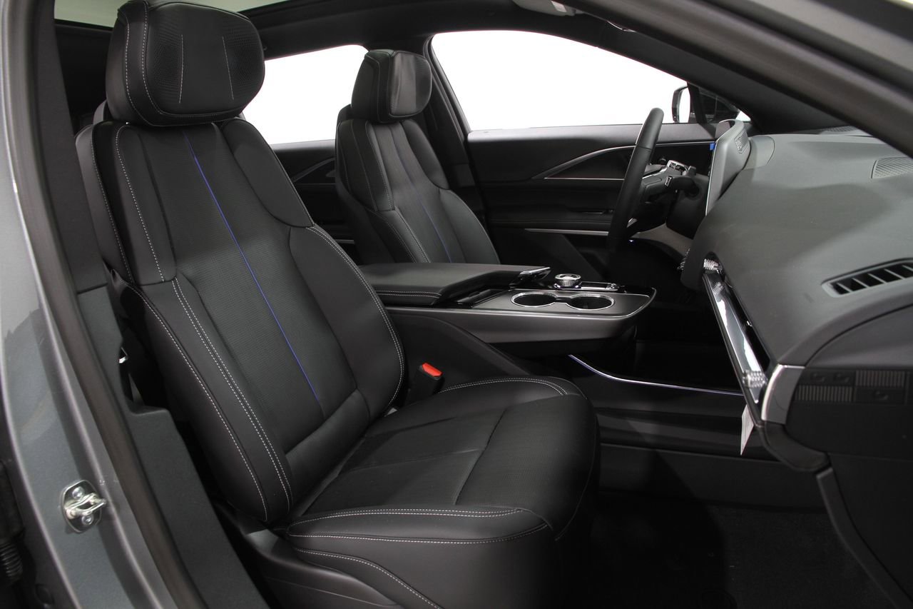 2025 Cadillac Lyriq Luxury photo 16