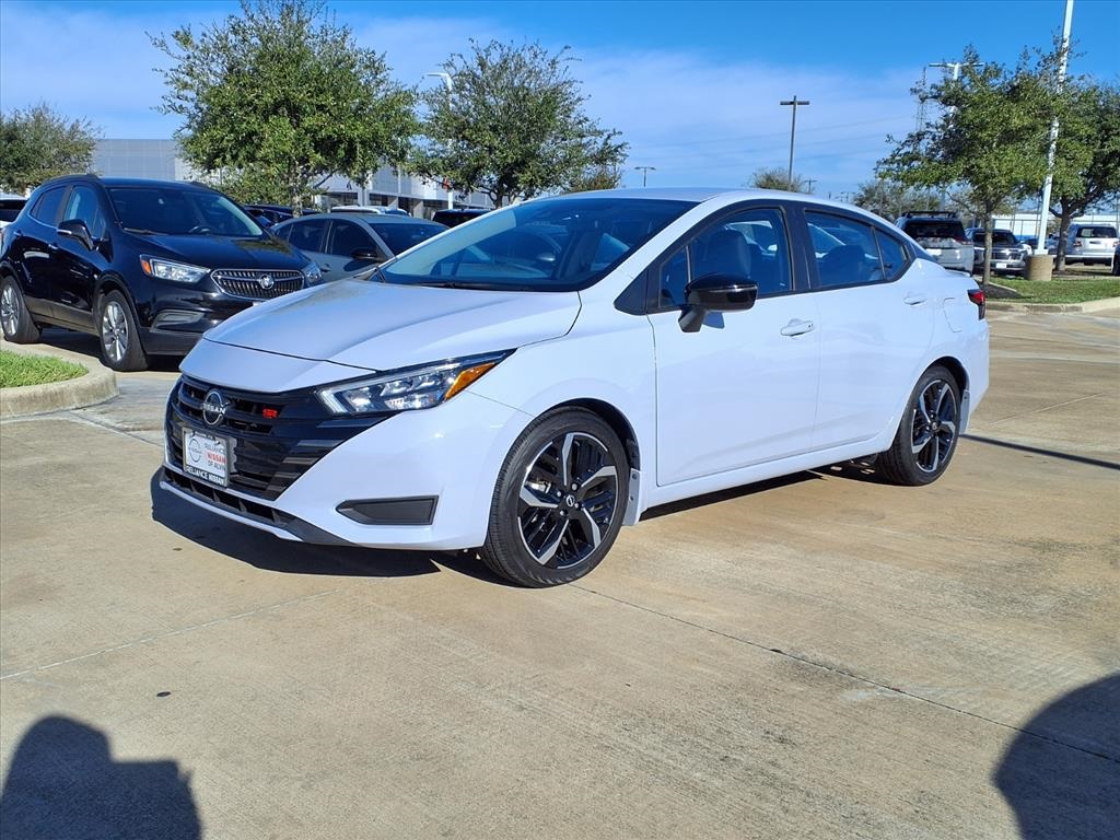 2023 Nissan Versa 1.6 SR photo 2