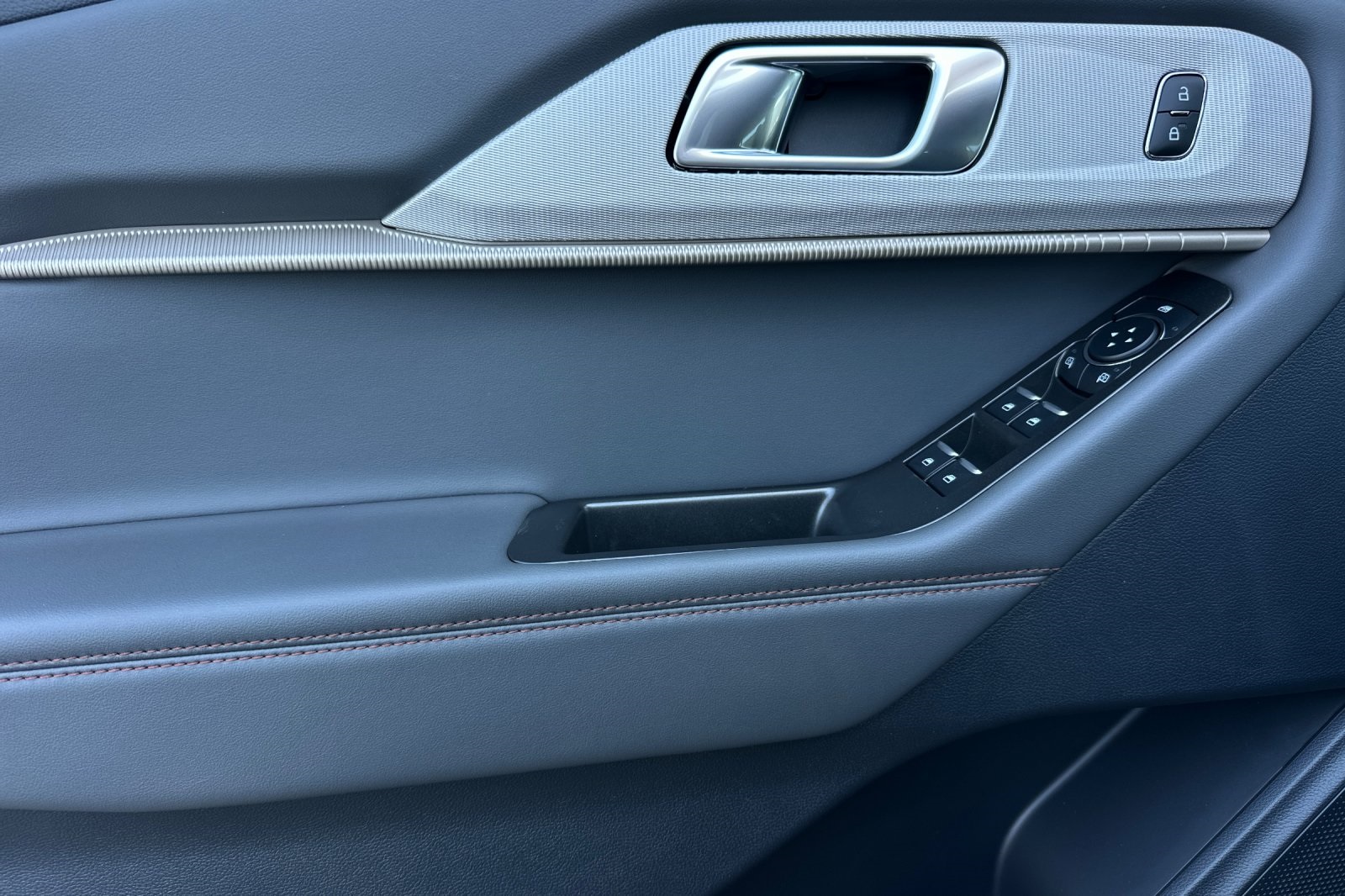 2025 Ford Explorer photo 10