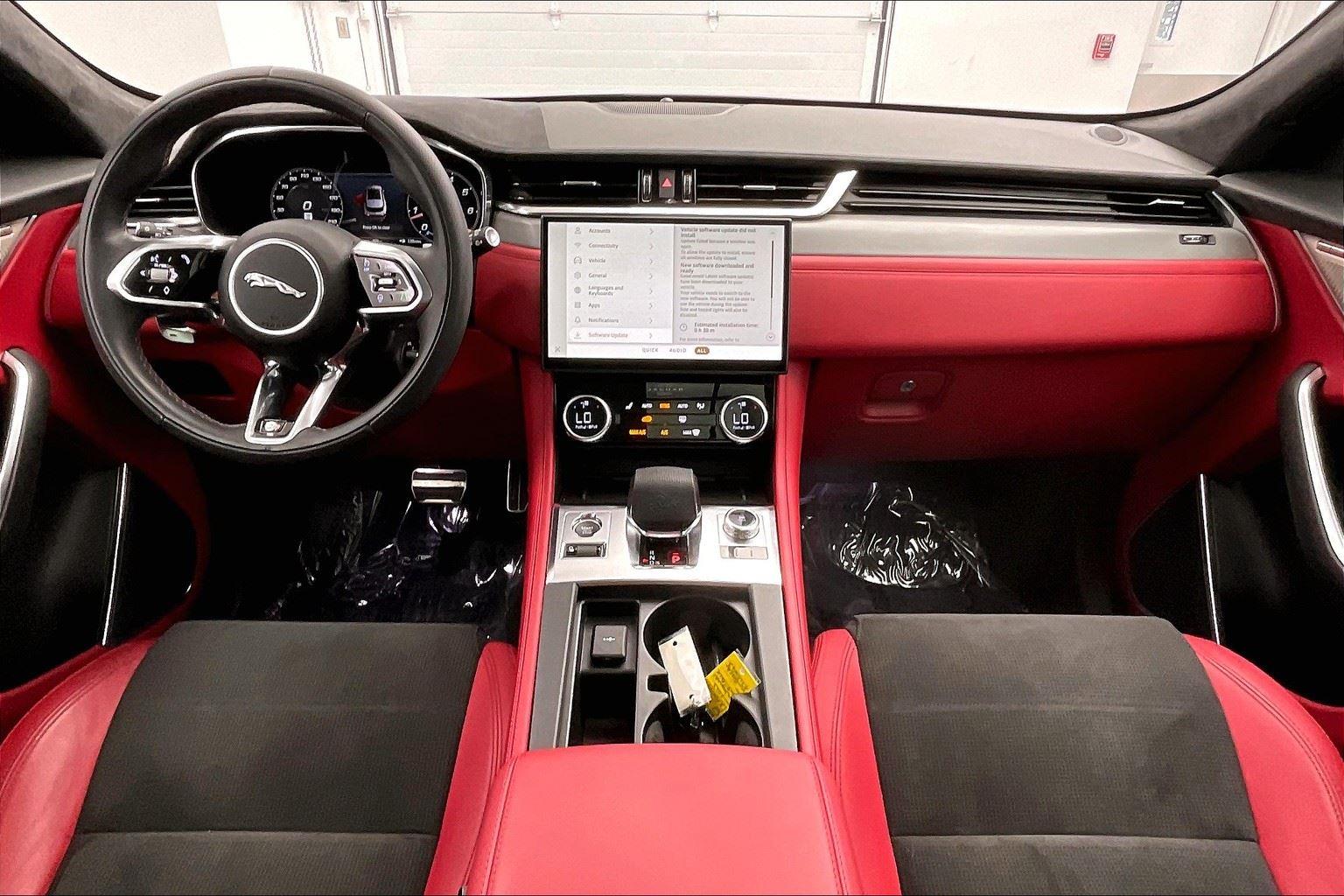 2023 Jaguar F-PACE SVR photo 9