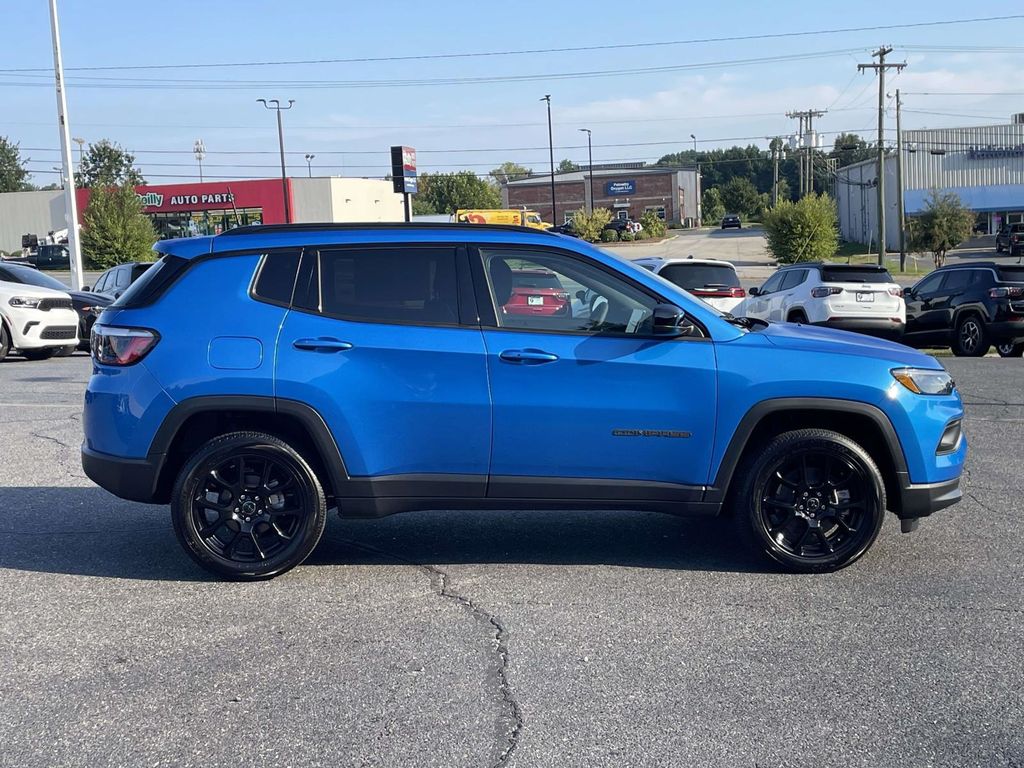 2025 Jeep Compass Latitude photo 8