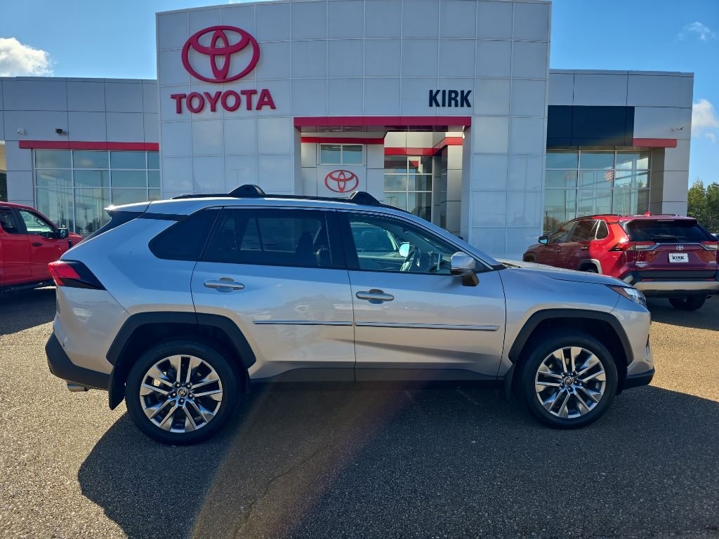 2023 Toyota RAV4 XLE Premium's photo