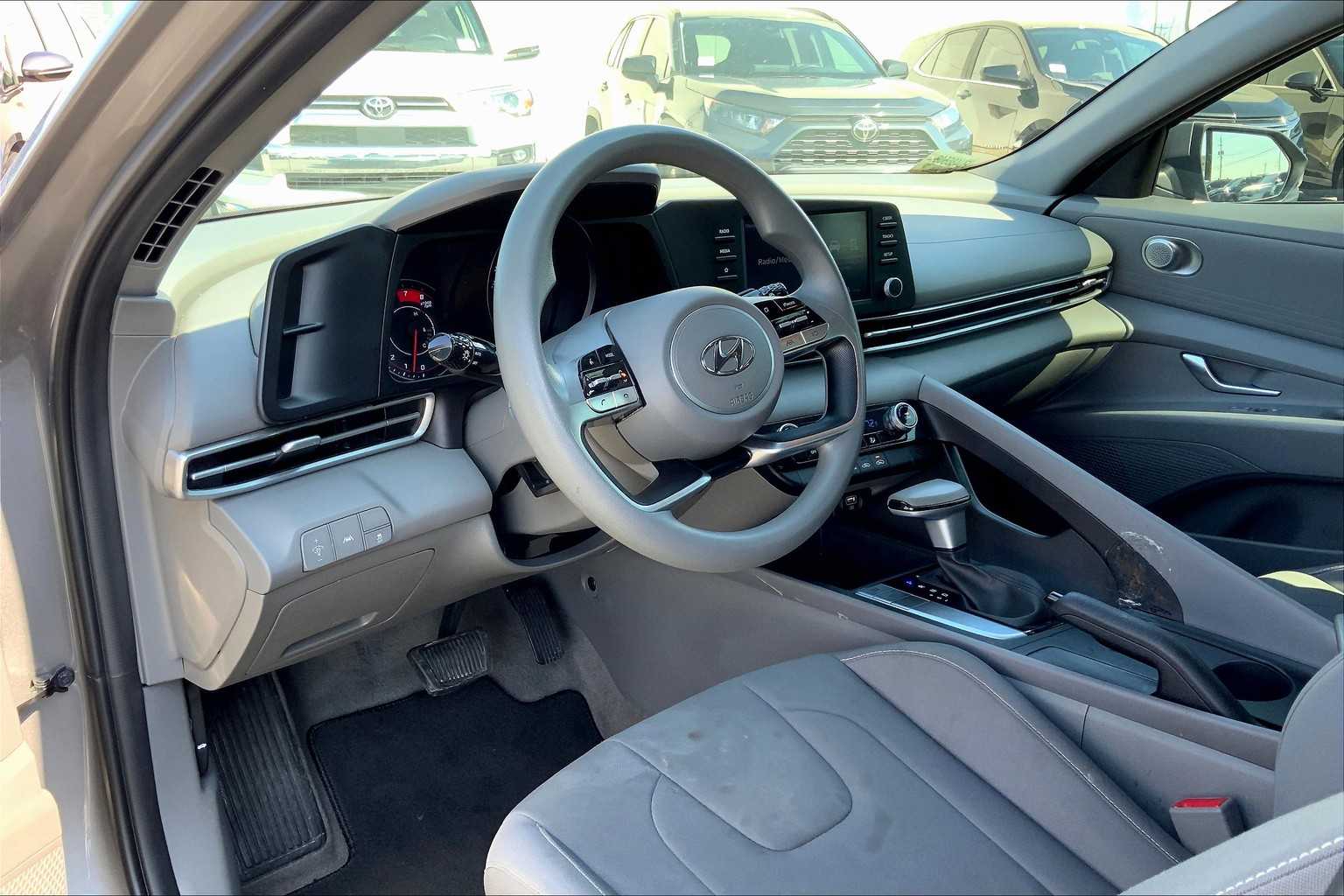 2023 Hyundai Elantra SEL photo 16