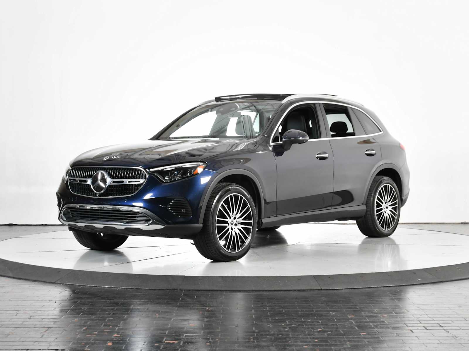 2023 Mercedes-Benz GLC GLC300's photo