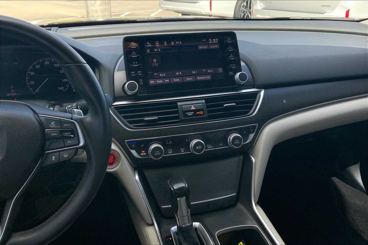 2018 Honda Accord Touring 1.5T photo 6