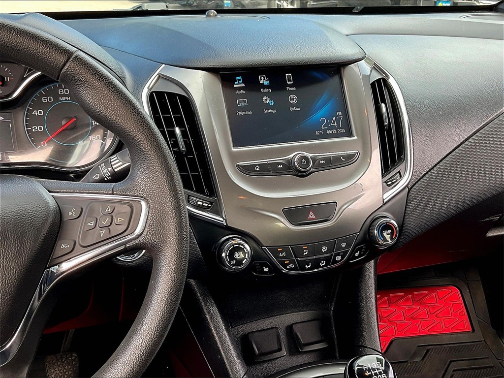 2018 Chevrolet Cruze LT photo 17