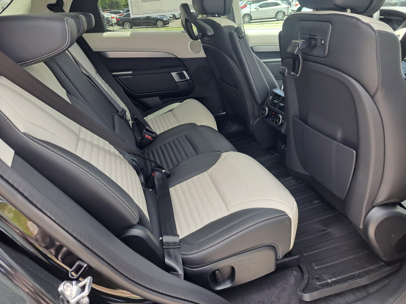 2025 Land Rover Discovery SE photo 4
