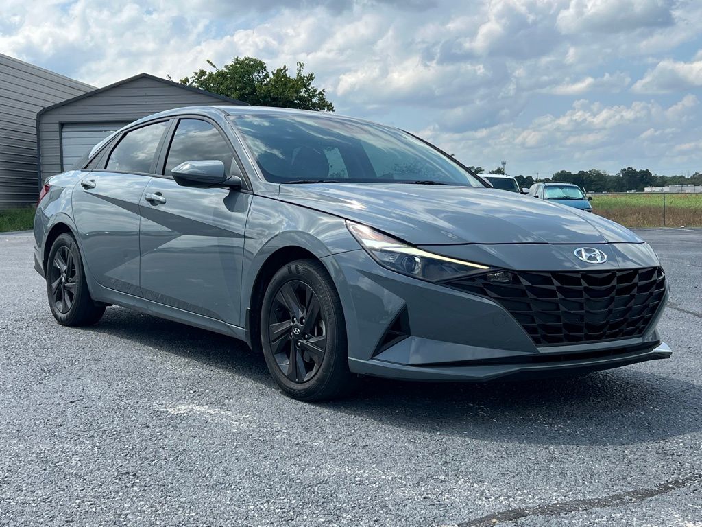 2022 Hyundai Elantra SEL photo 2