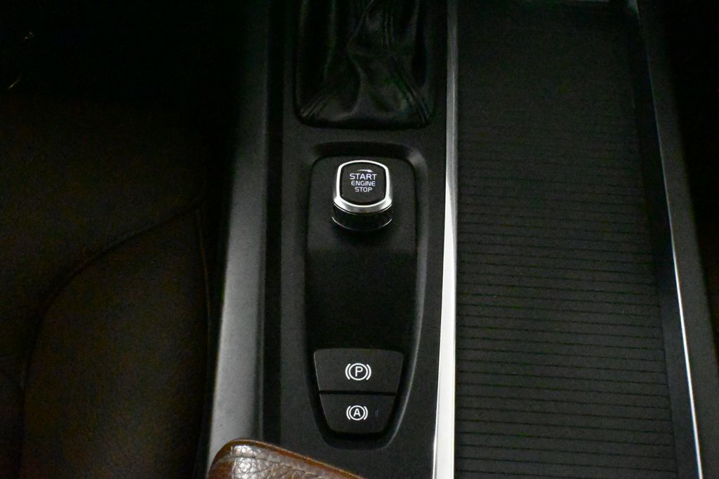 2018 Volvo XC60 T5 Momentum photo 23