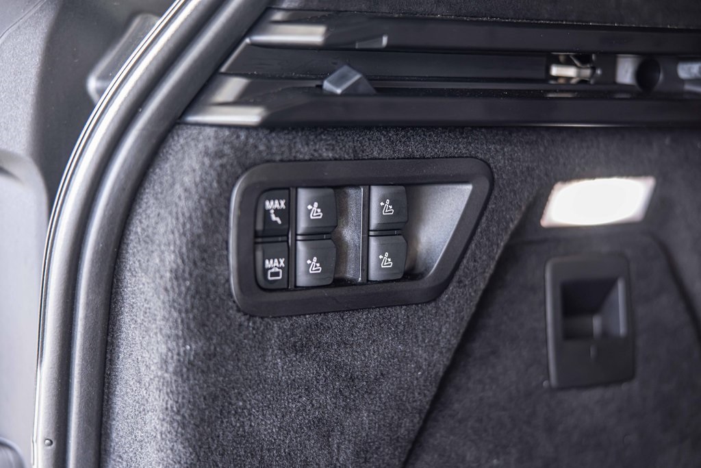 2025 BMW X7 - Image 19