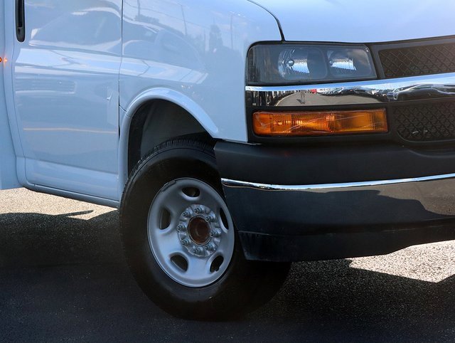 2025 Chevrolet Express Cutaway 3500 photo 2
