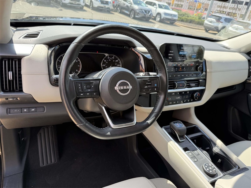 2023 Nissan Pathfinder SL photo 2