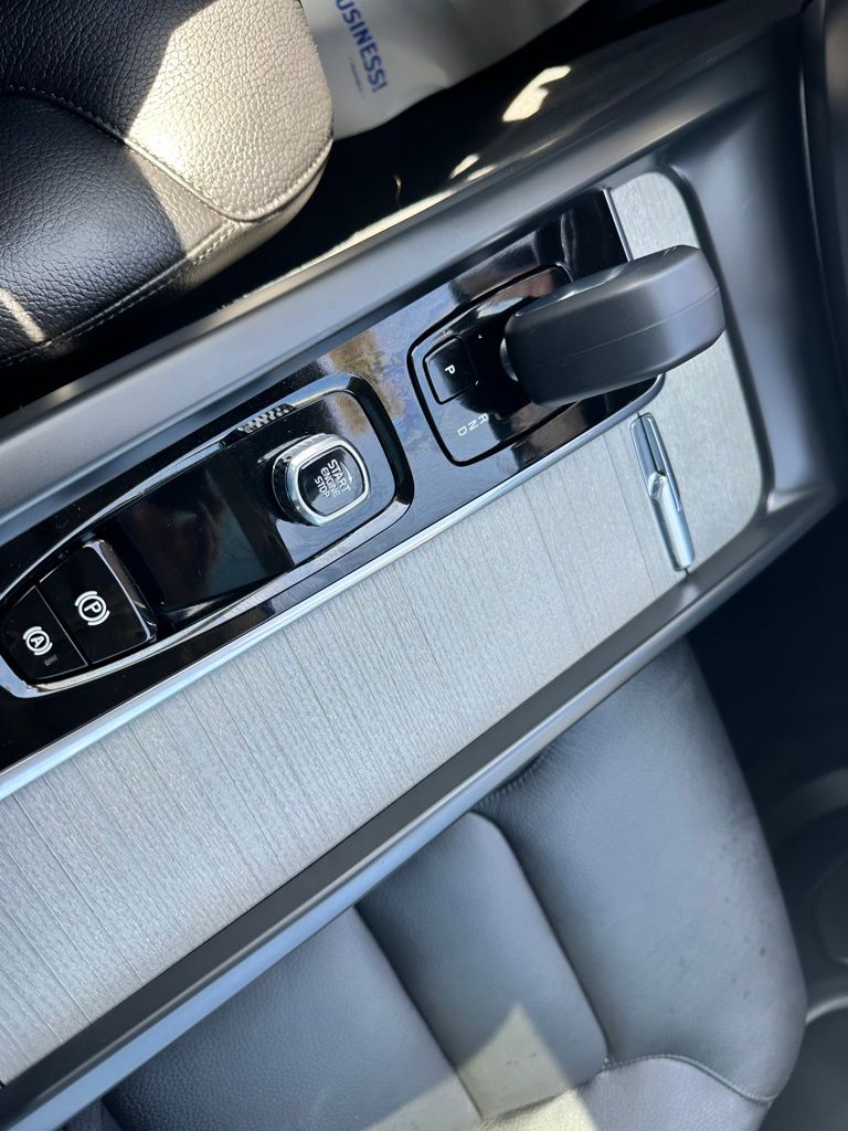 2025 Volvo XC60 B5 Plus photo 15