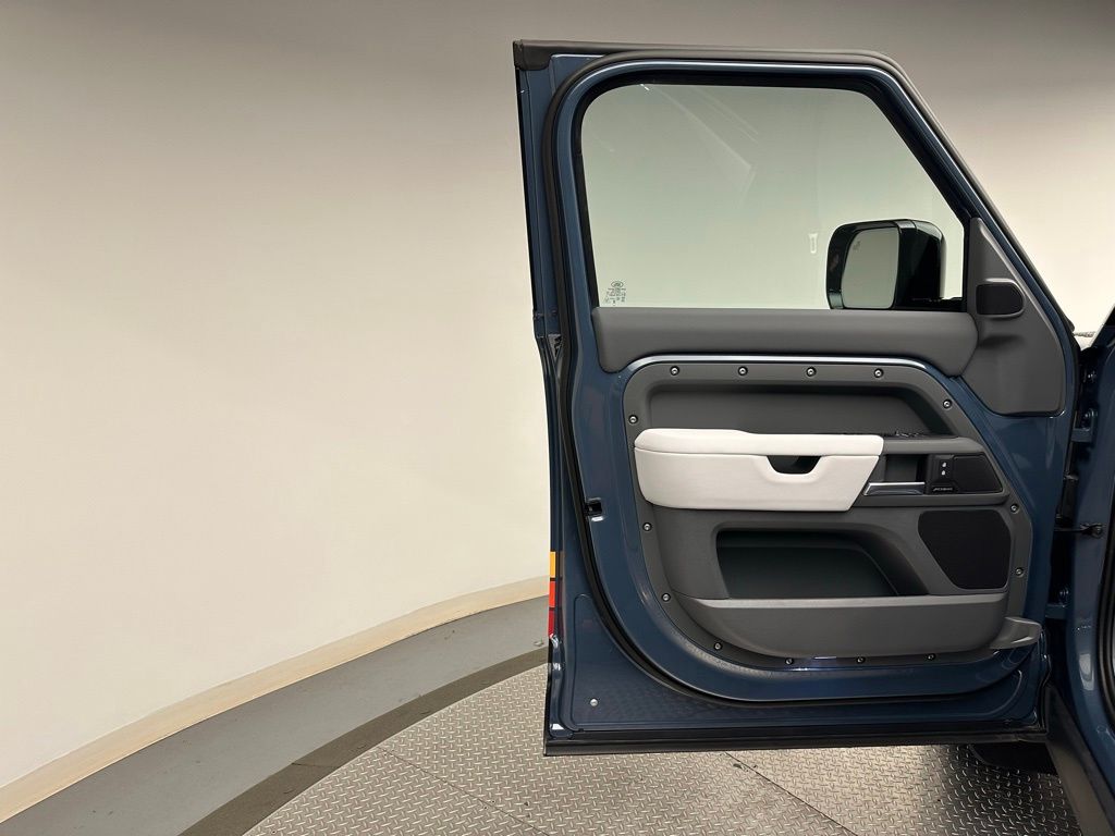 2025 Land Rover Defender 110 S photo 8