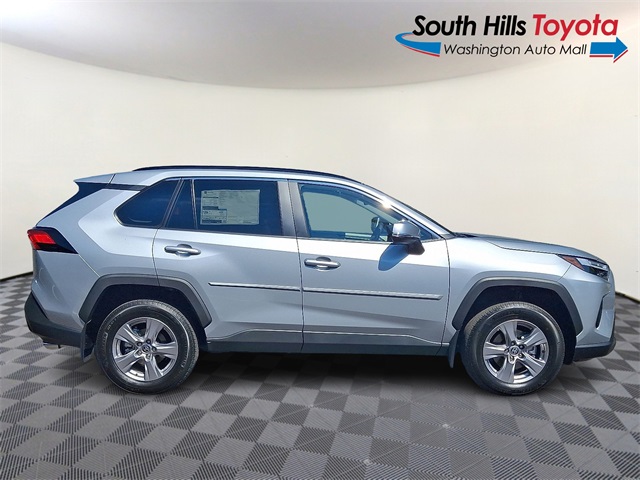 2025 Toyota RAV4 XLE photo 7