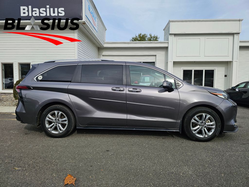 2022 Toyota Sienna Platinum photo 4