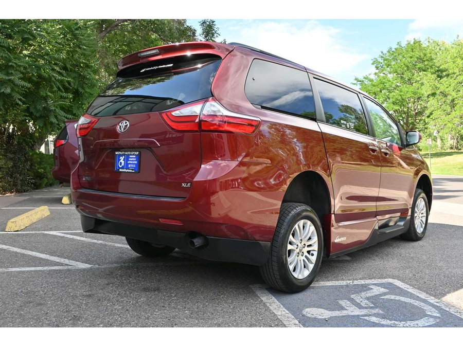 2017 Toyota Sienna XLE photo 5