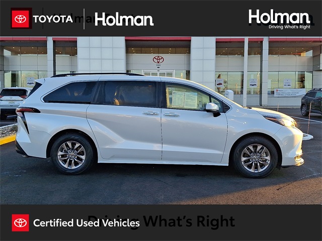 2023 Toyota Sienna XLE's photo