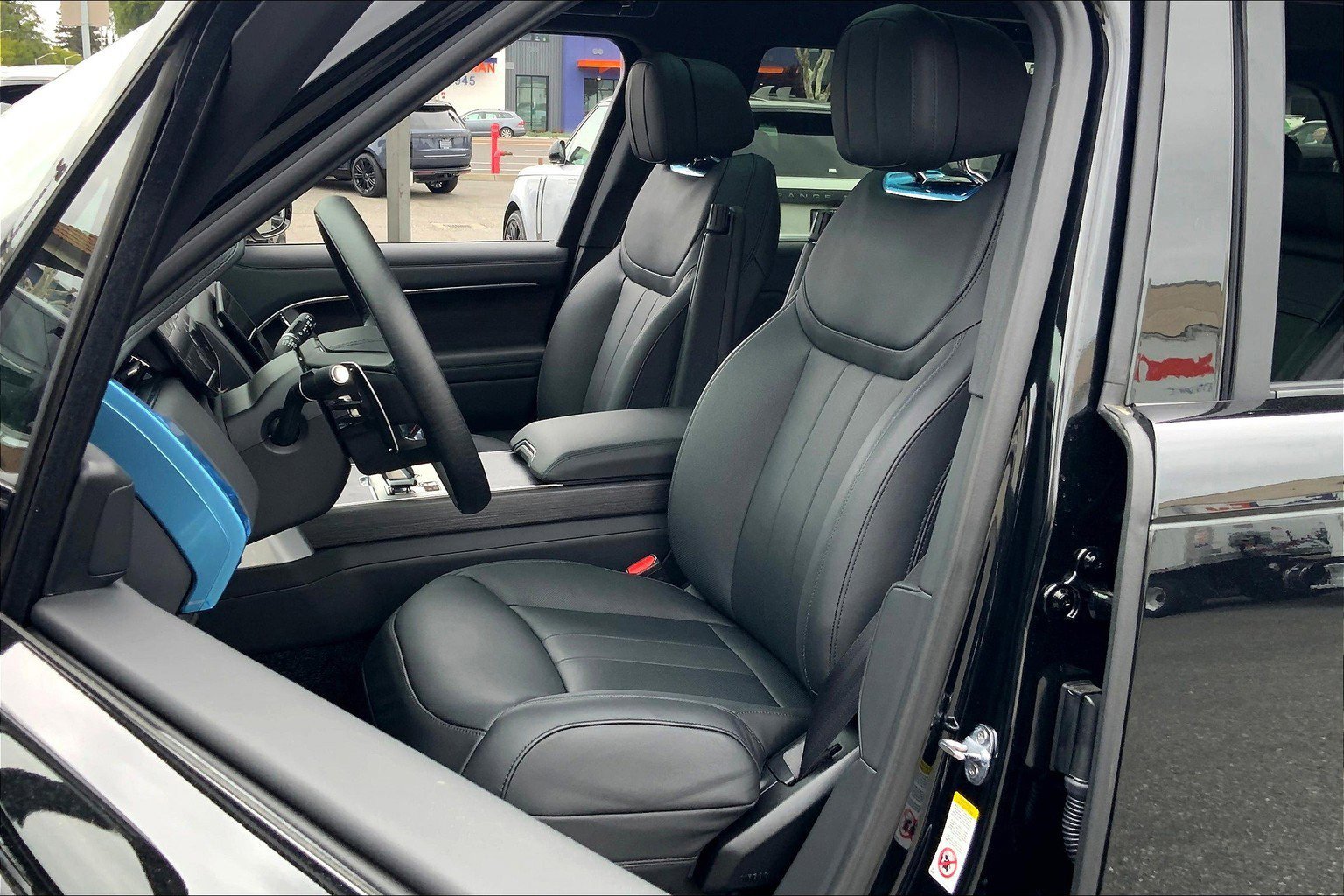 2025 Land Rover Range Rover SE photo 9
