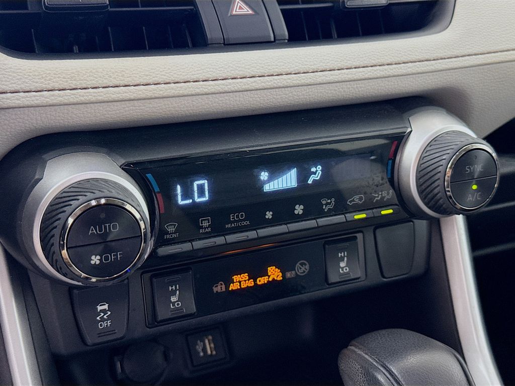 2023 Toyota RAV4 Hybrid XLE photo 14