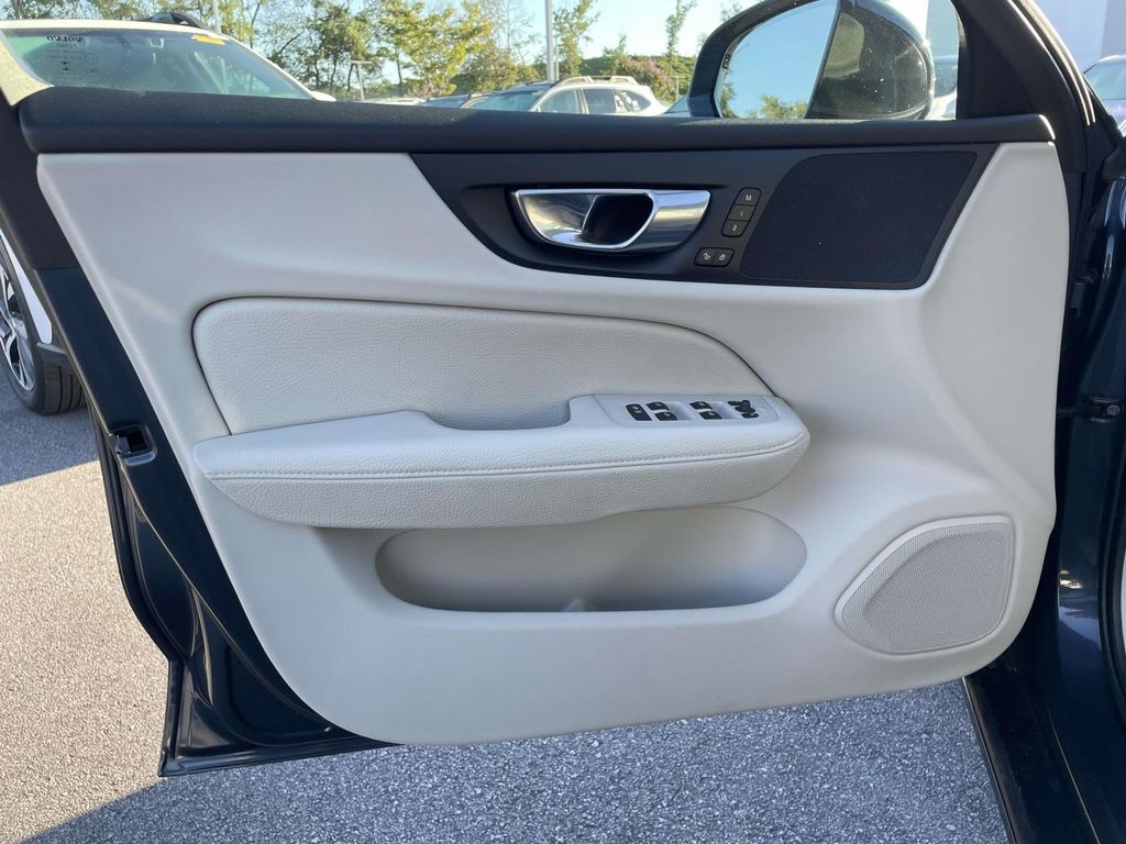 2020 Volvo V60 T5 Momentum photo 5