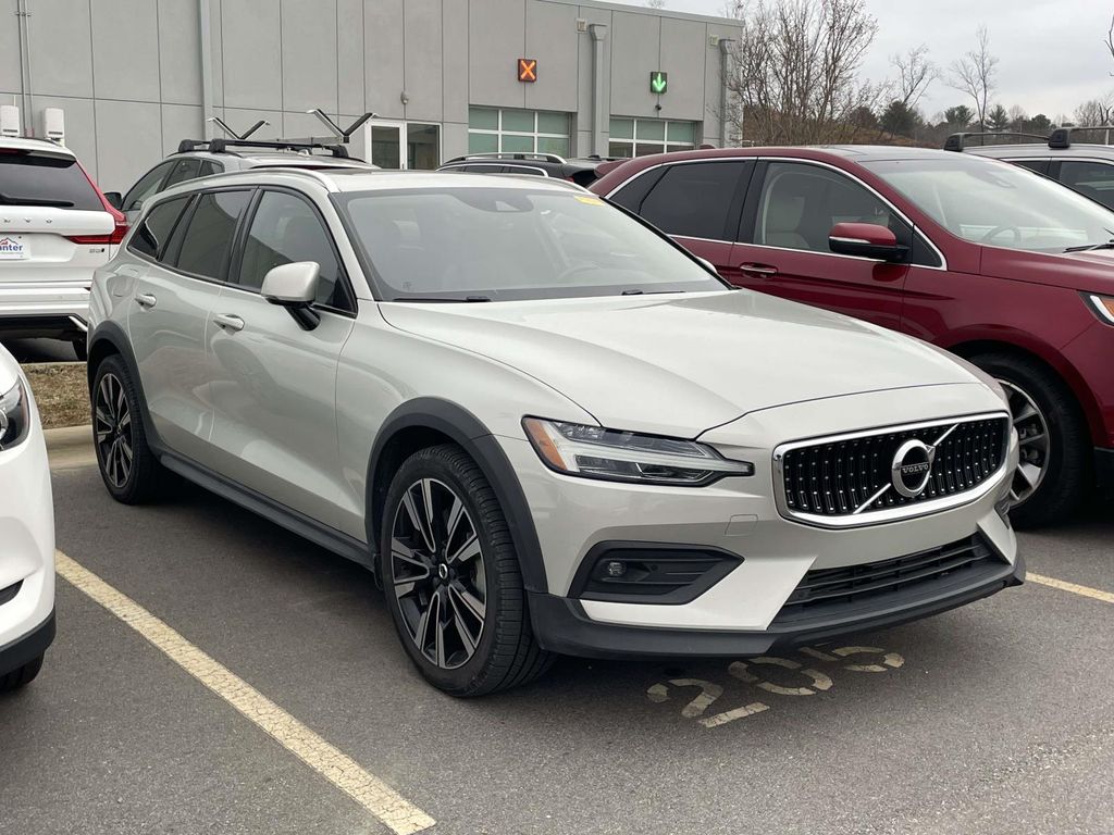 2021 Volvo V60 Cross Country Base's photo