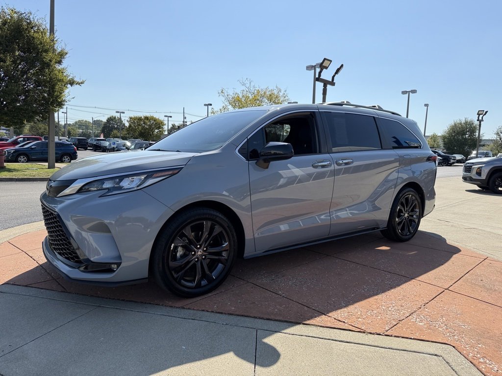 2024 Toyota Sienna XSE photo 2