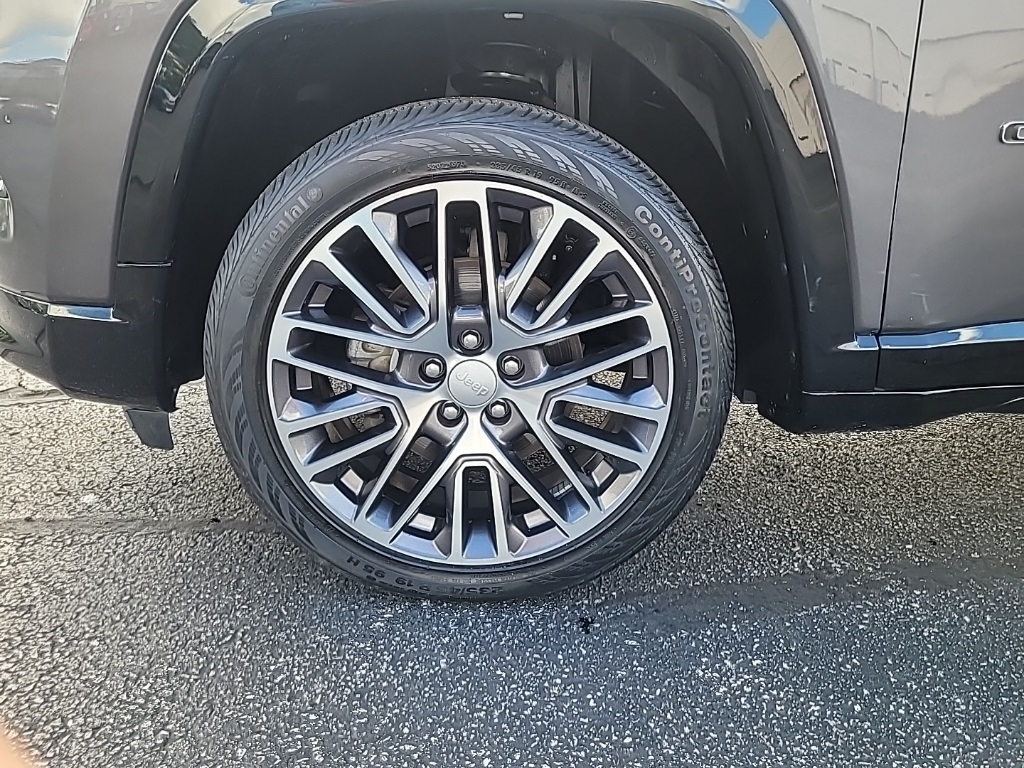 Used 2022 Granite Crystal Metallic Clearcoat Jeep Limited image 5