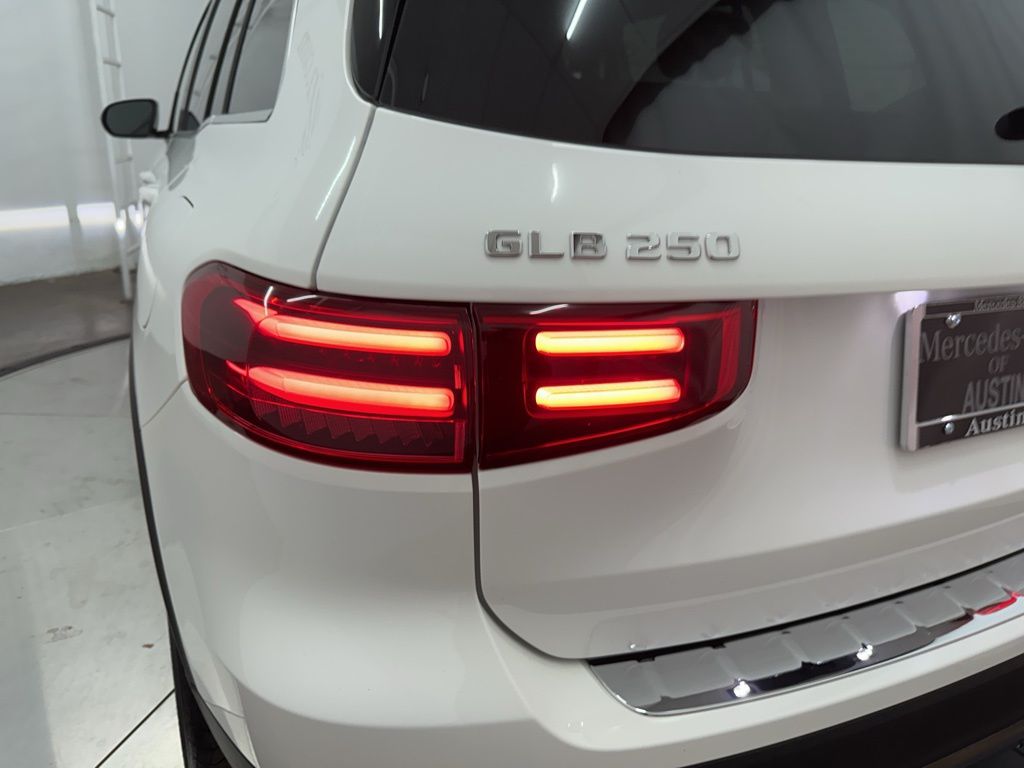 2025 Mercedes Benz GLB 250 photo 25