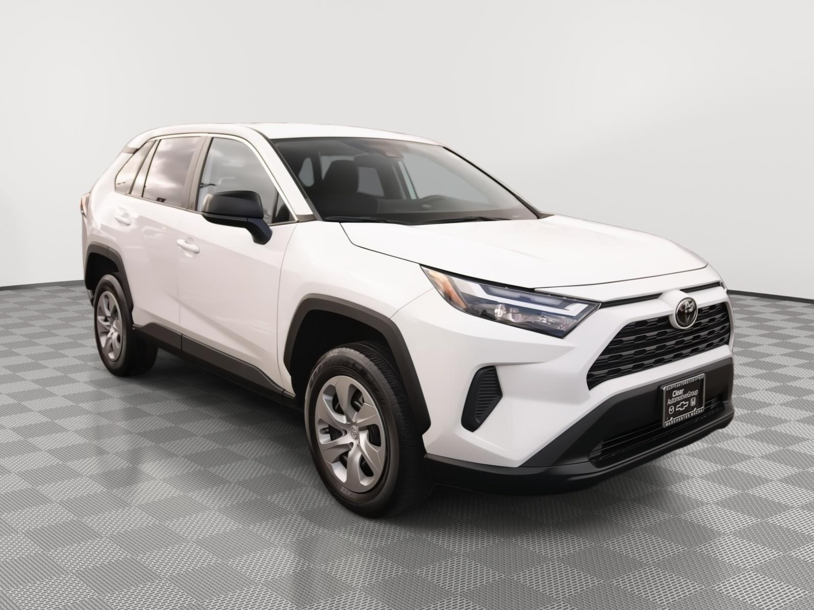 2023 Toyota RAV4 LE's photo