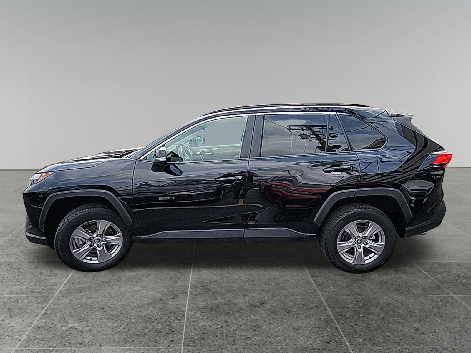 2025 Toyota RAV4 XLE photo 4
