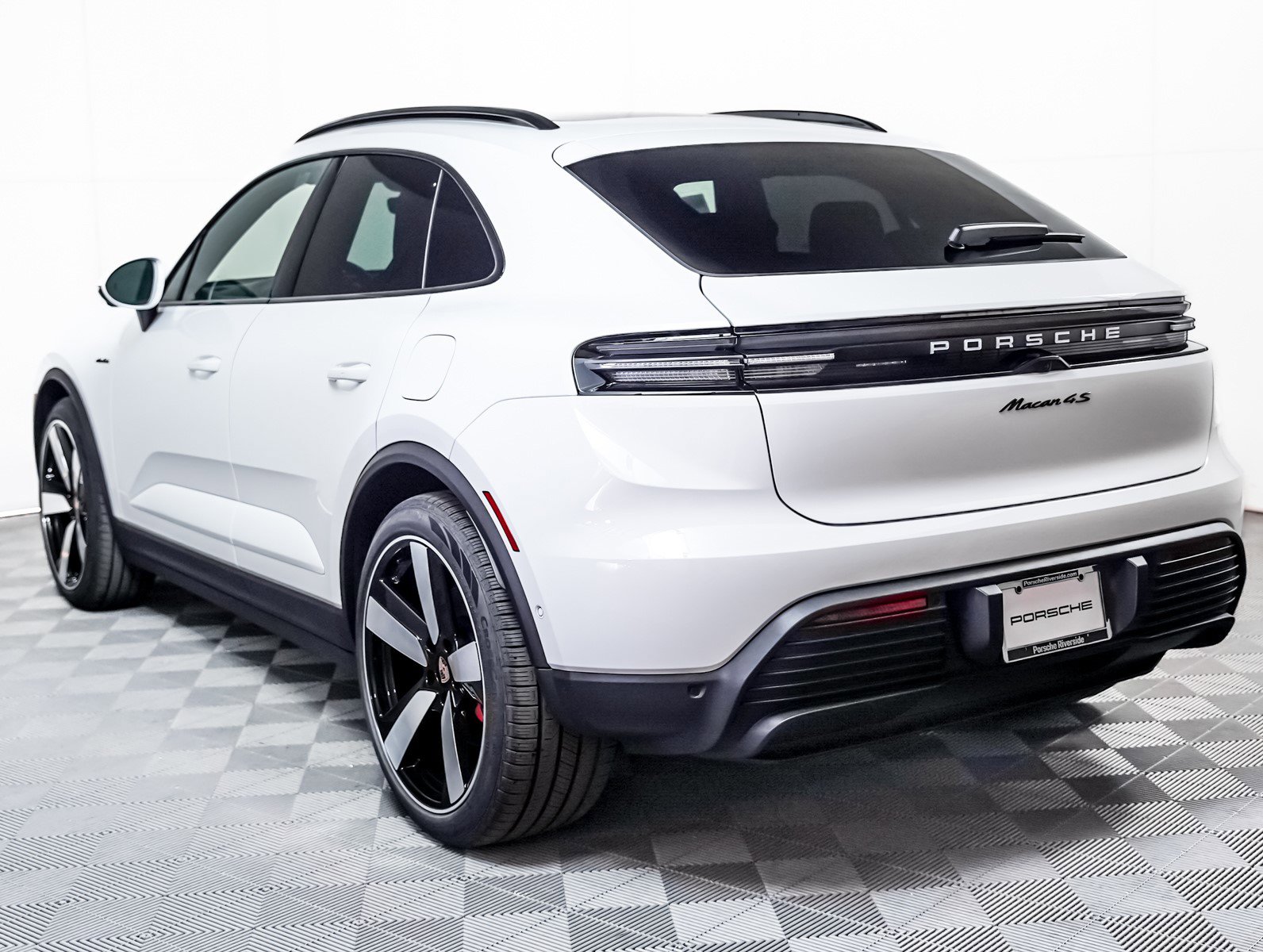 2025 Porsche Macan Electric photo 3