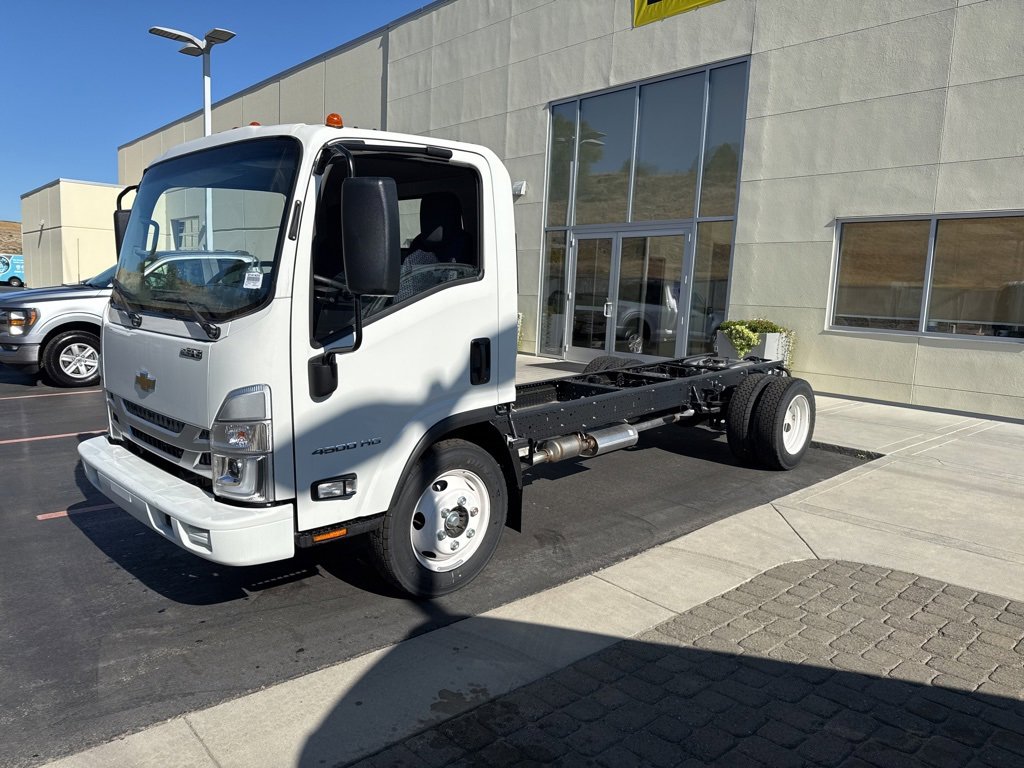2025 Chevrolet Silverado 4500HD photo 2