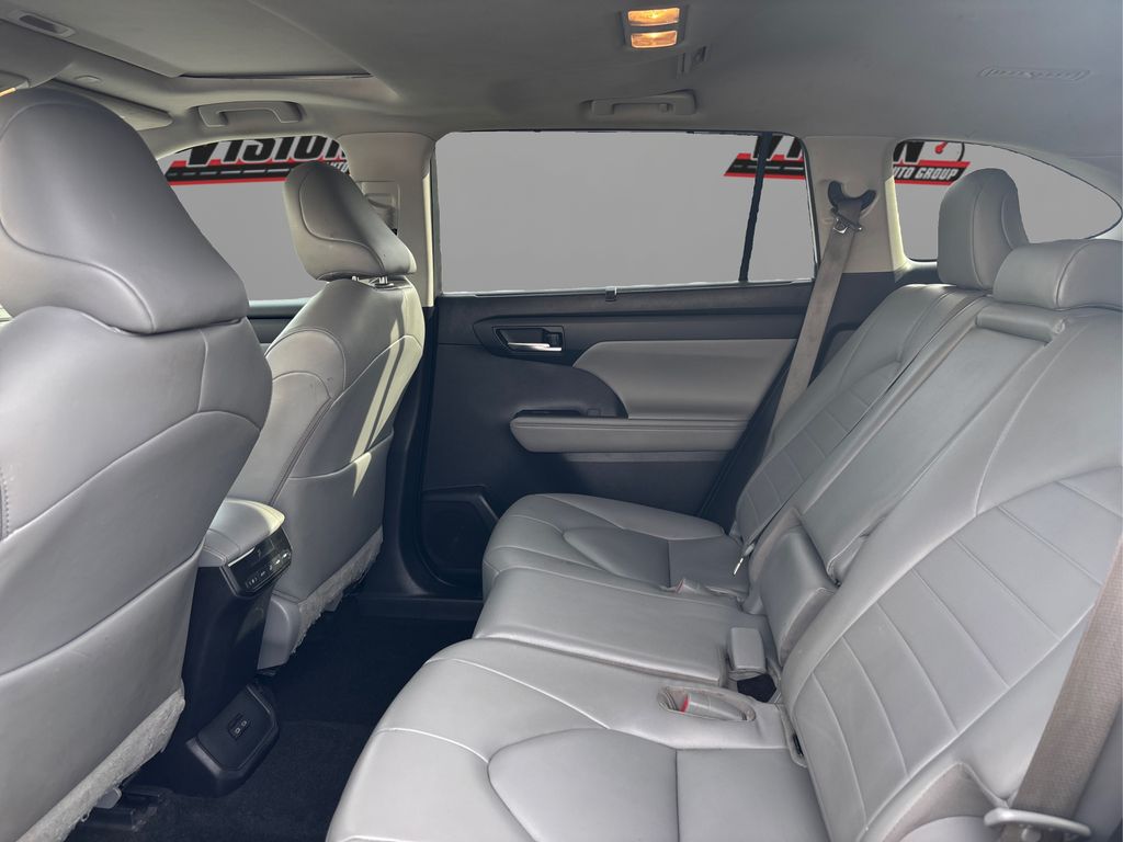 2023 Toyota Highlander L photo 10