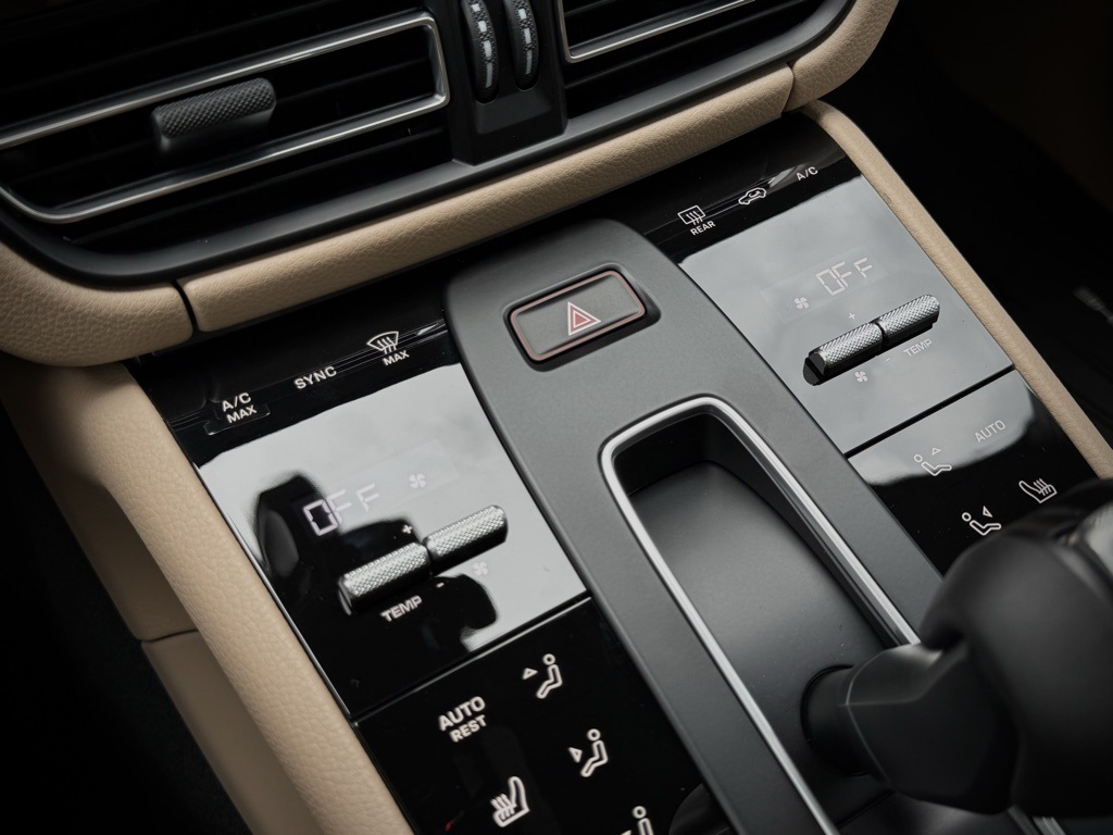 2025 Porsche Macan T photo 26
