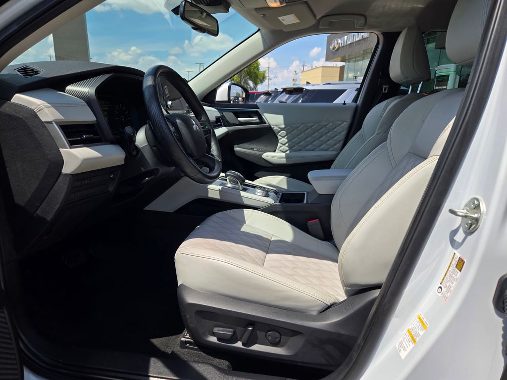2023 Mitsubishi Outlander SEL photo 18