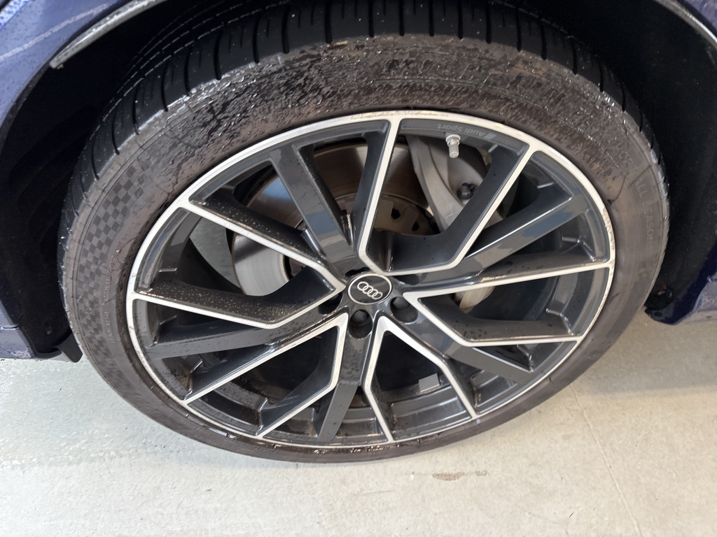 2022 Audi Q7 55 Prestige photo 2