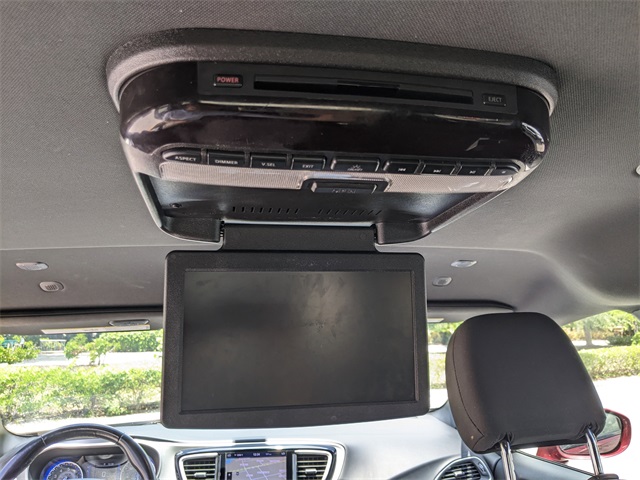 2020 Chrysler Pacifica Touring photo 12