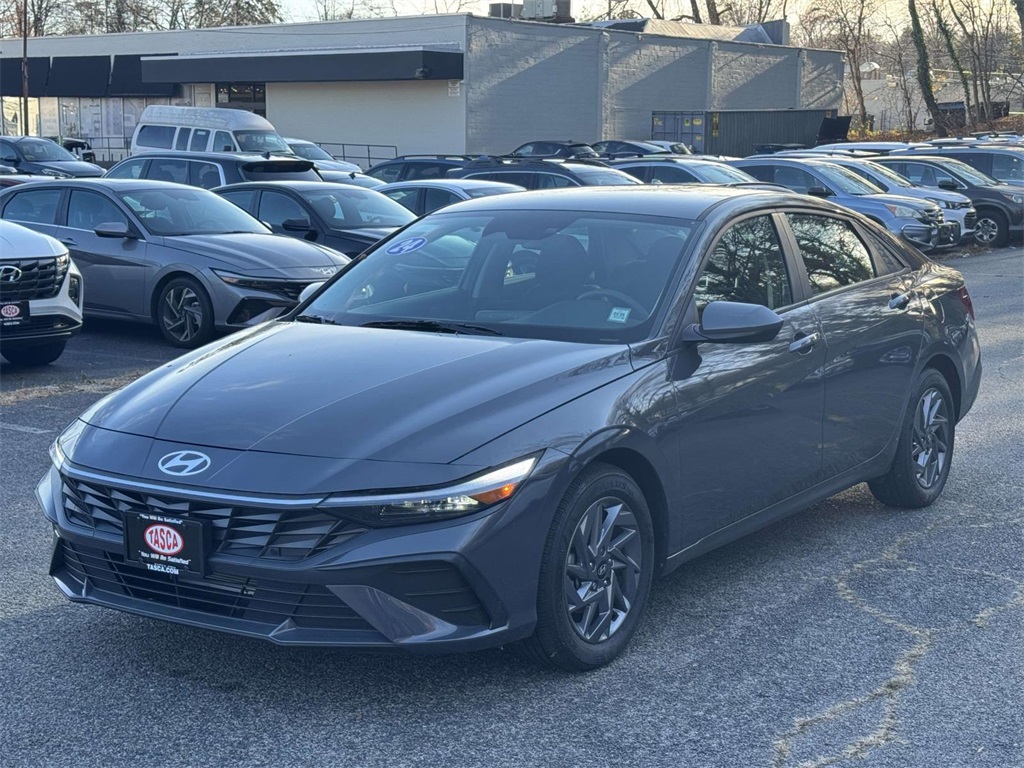 2024 Hyundai Elantra SEL photo 3