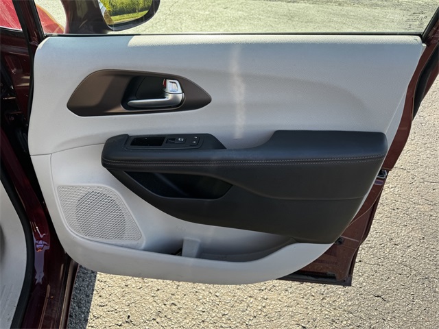 2017 Chrysler Pacifica Touring L photo 13