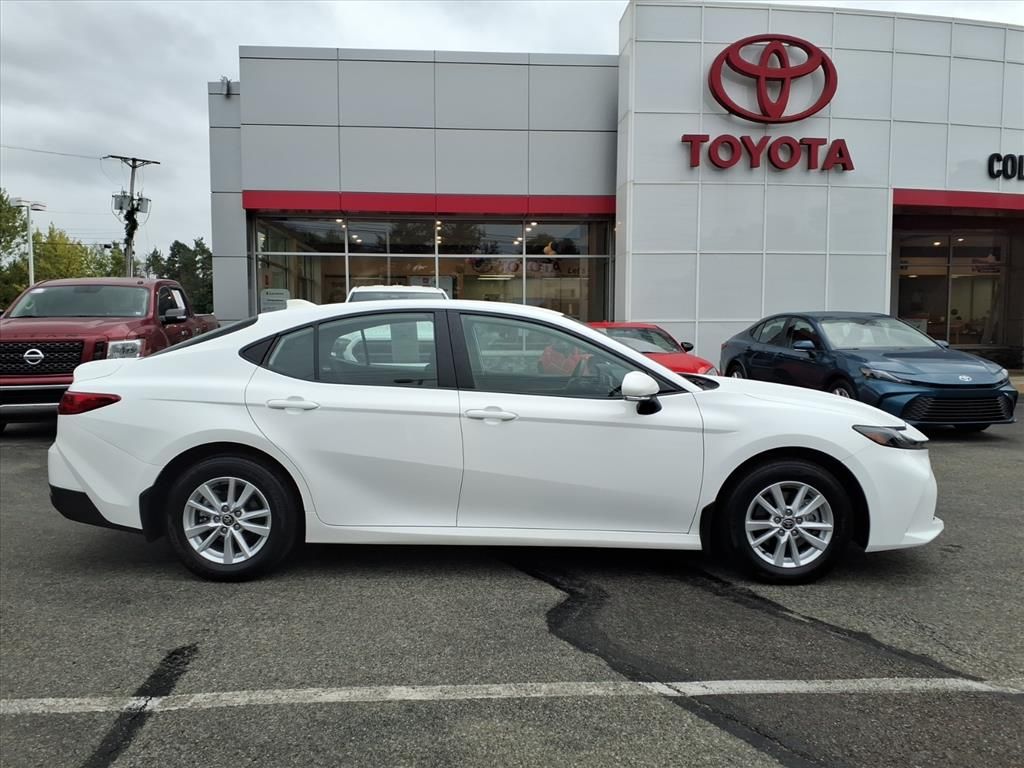 2025 Toyota Camry Hybrid LE photo 3