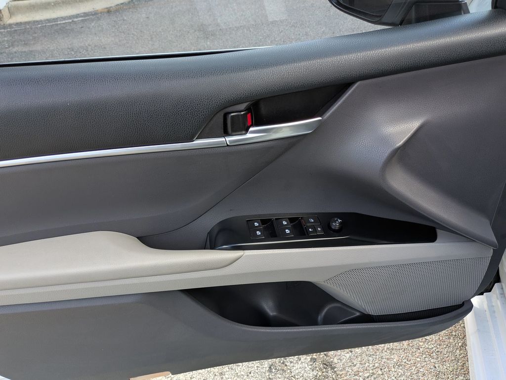 2018 Toyota Camry SE photo 11