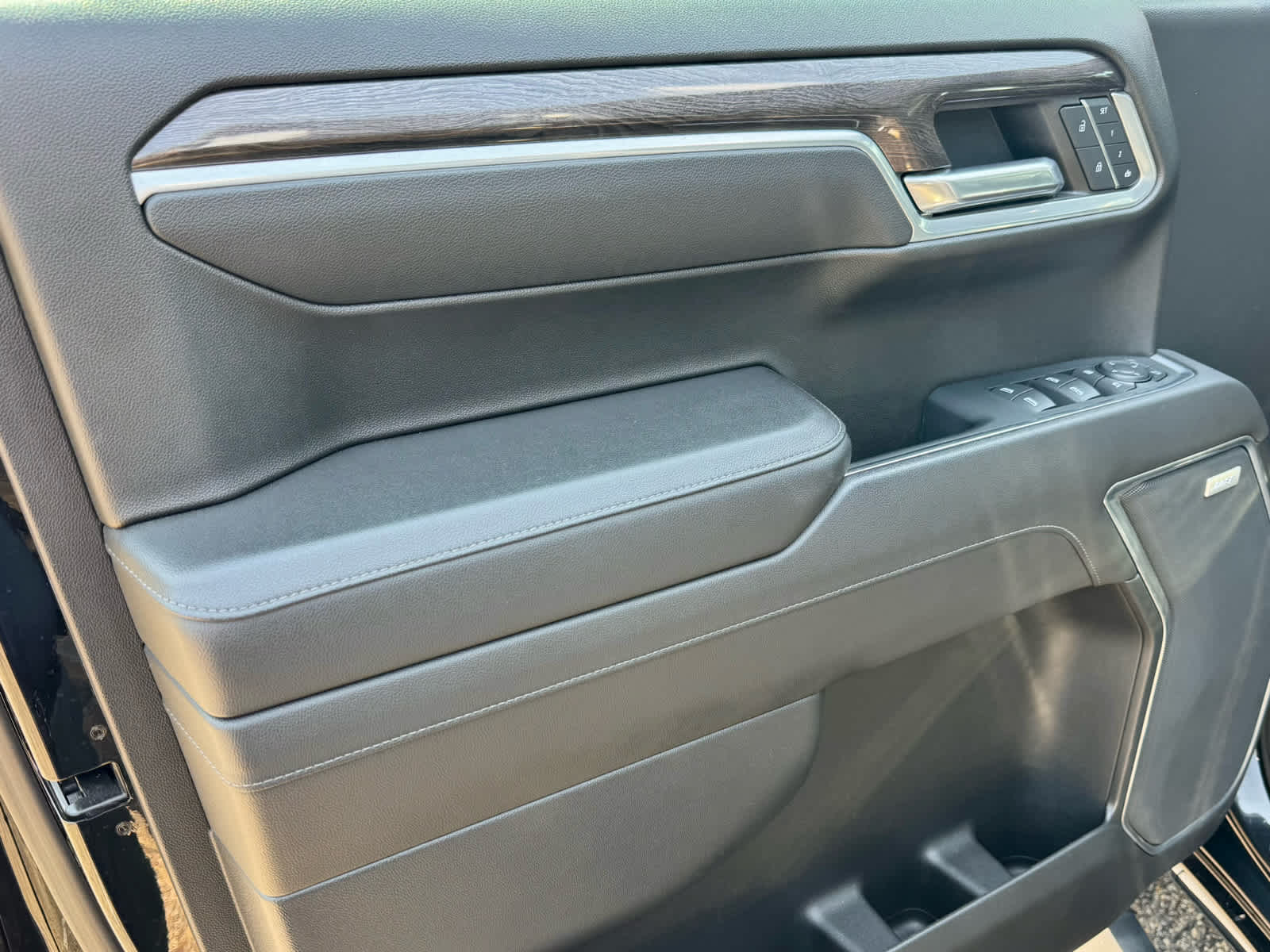 2022 Chevrolet Silverado 1500 LTZ photo 13