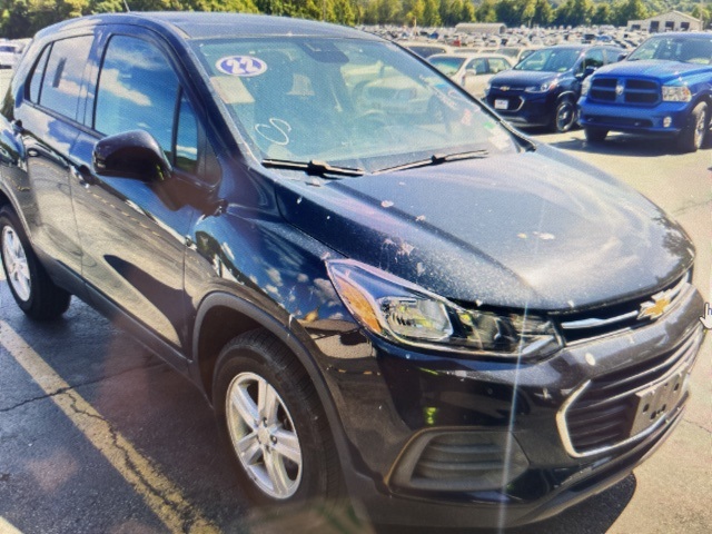 2022 Chevrolet Trax LS photo 2