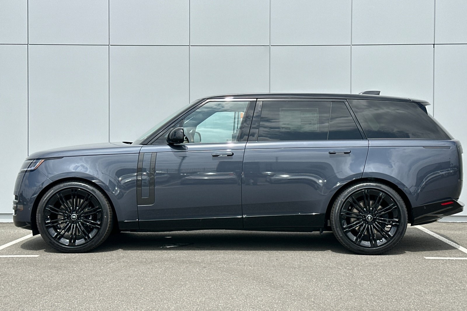 2025 Land Rover Range Rover SE photo 3